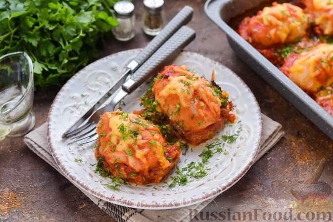 фарш говяжий, картофель, капуста белокочанная, лук репчатый, чеснок, сыр твёрдый, молоко, яйца, мука, масло растительное, томат-паста, зелень укропа, паприка молотая, соль, перец чёрный молотый