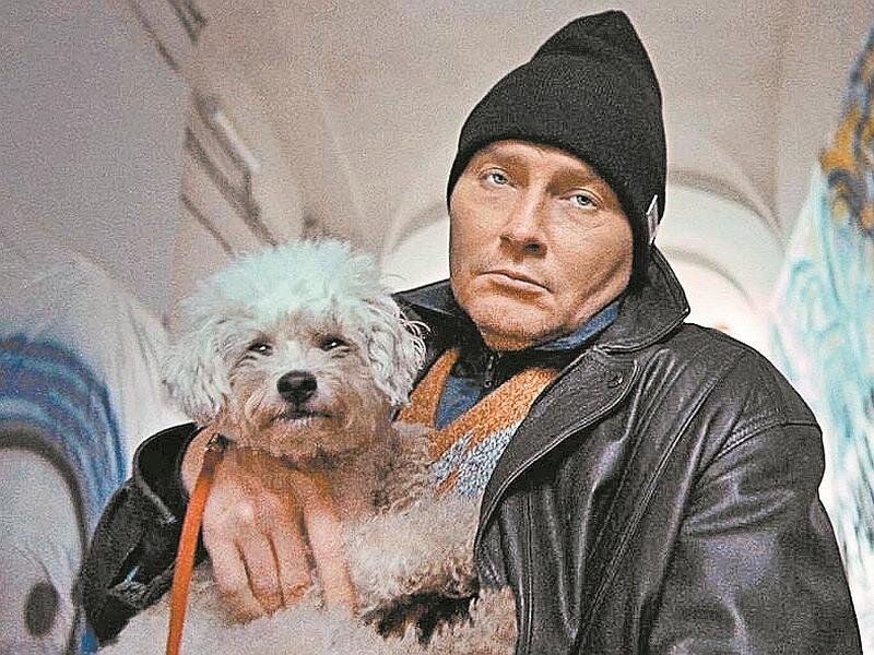 Фото: Николай Басков в знаменитой шапочке // кадр: программа «Вечерний Ургант» / ©«Первый канал»