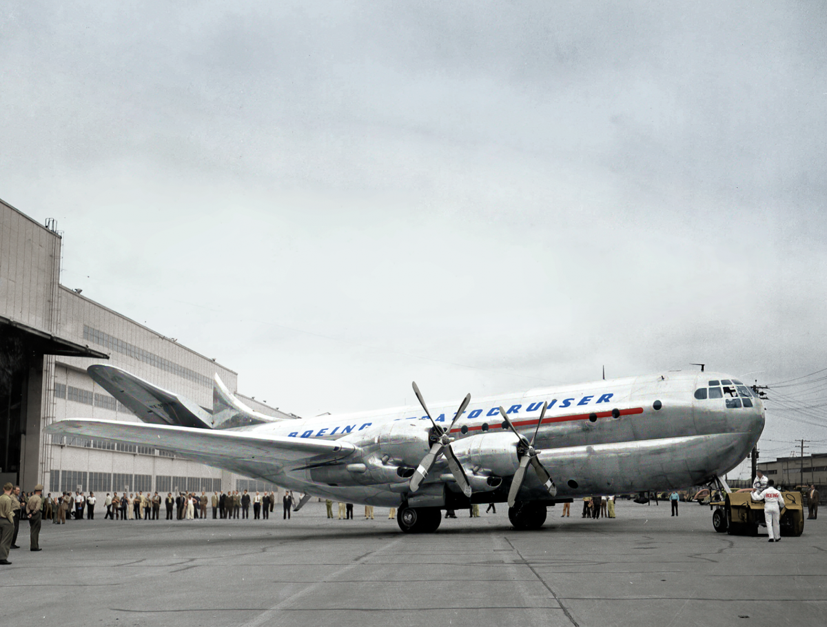 Выкатка первого Stratocruiser, июнь 1947 года. Исторический архив Boeing раскрашенный Benoit Vienne 