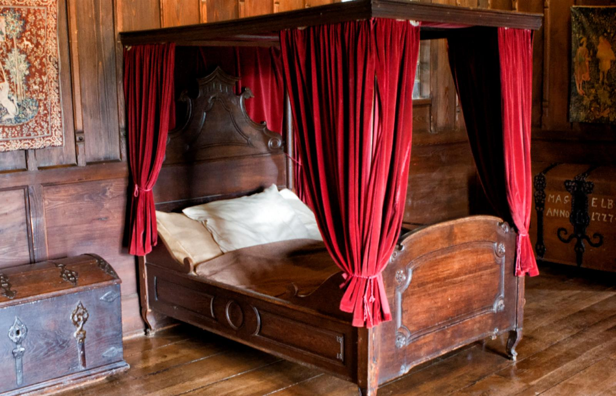 кровать с балдахином история
