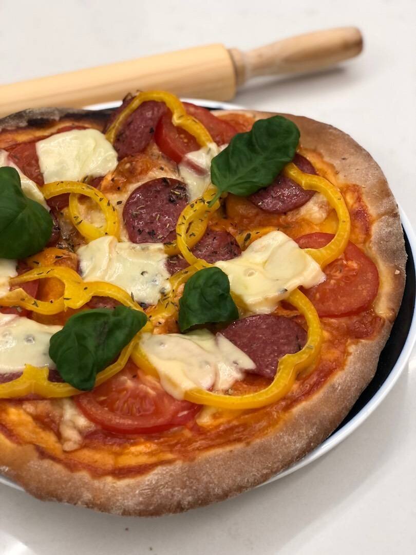 Простые и быстрые рецепты домашней пиццы с колбасой и помидорами
