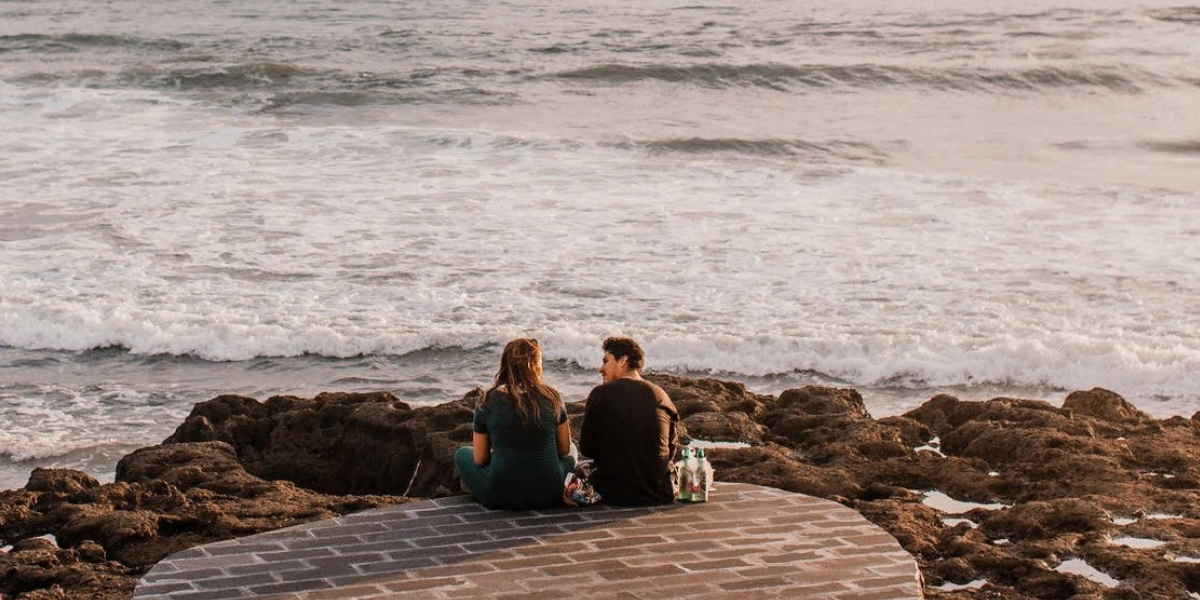 Фото с фотостока. Девушка и юноша общаются