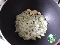     Выкладываем мелко нарезанный лук. Чеснок удаляем (выбрасываем). Лук золотим до мягкости.