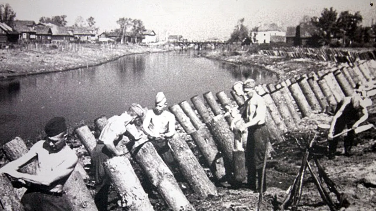 Возведение Лужского оборонительного рубежа. Источник фото: http://agropolis.spbgau.ru/history/emmanuil-yurevich-galperin/