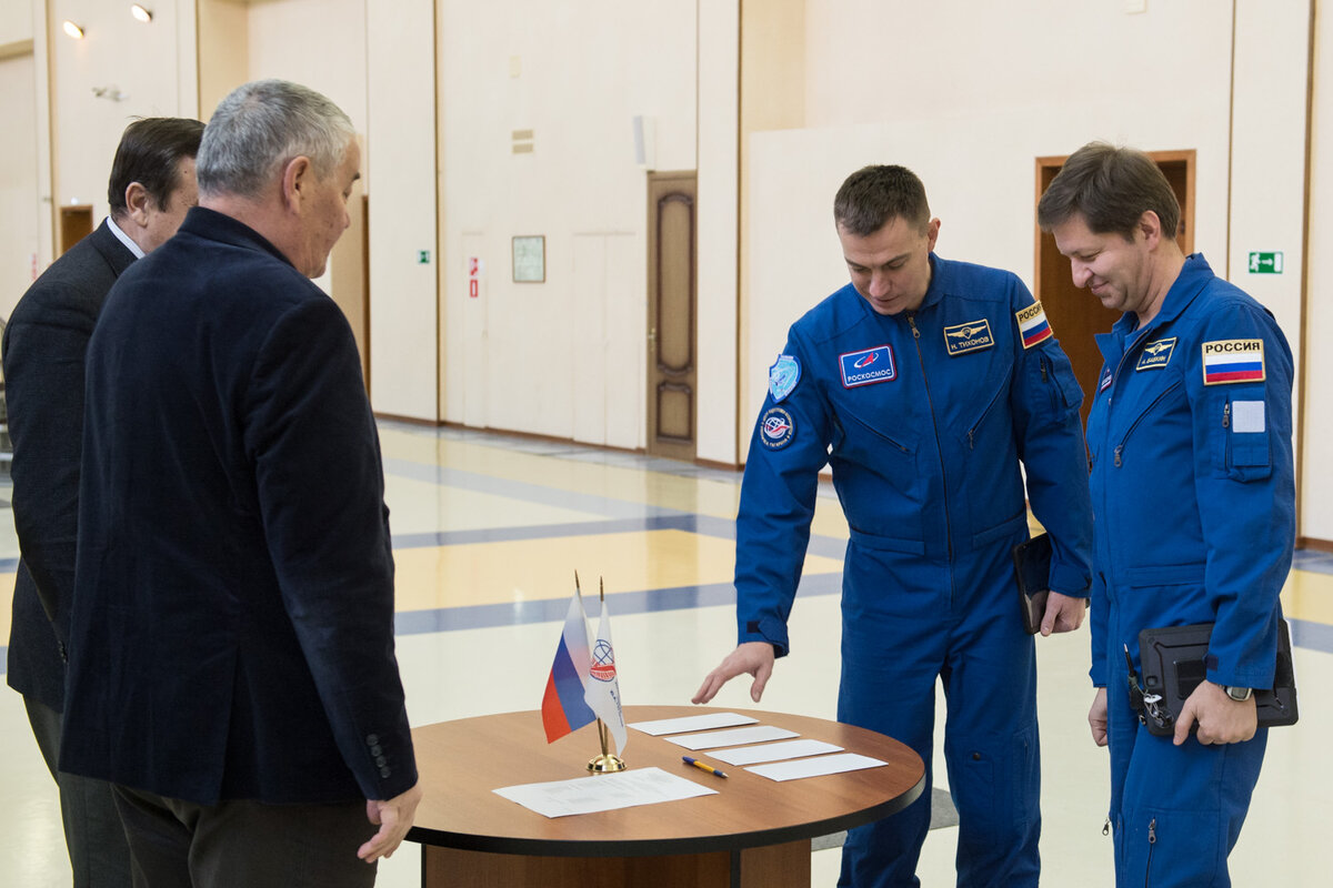 Хотя члены экипажа работают на тренажёре вместе, у каждого свой билет.