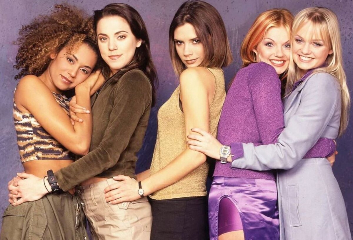 Девичья группа «Spice Girls» была образована в 1994 году и была музыкальным ответом на заполонившие эстраду бойз-бэнды. И был сделан особый упор на провокативность творчества группы.-2
