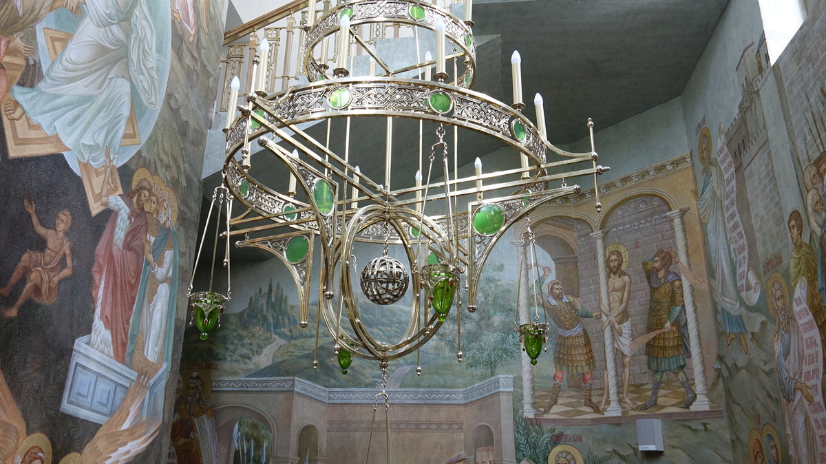 Дворцов заманчивые своды