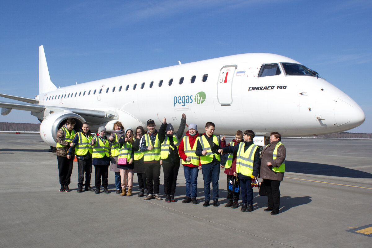 Это не обычные пассажиры, они пришли в аэропорт, но не для того, чтобы улететь, а чтобы познакомиться с его работой. Это ученики одной из школ-интернатов в Нижнем Новгороде. Возможно, кто-то из них в будущем сможет связать свою жизнь с авиацией, но даже если и нет, они получили комплекс знаний, который безусловно, поможет им в будущем. Никто из них пока не летал на самолете и не был в аэропорту, поэтому такая поездка стала одним из открытий в жизни. Впервые они получили посадочные и талоны ручной клади, посмотрели, как обеспечивается безопасность полетов и как готовят воздушное судно к вылету. Составите нам компанию?