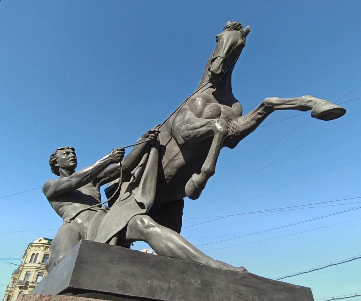 В вот этот коняшка только идет за ботиночками)