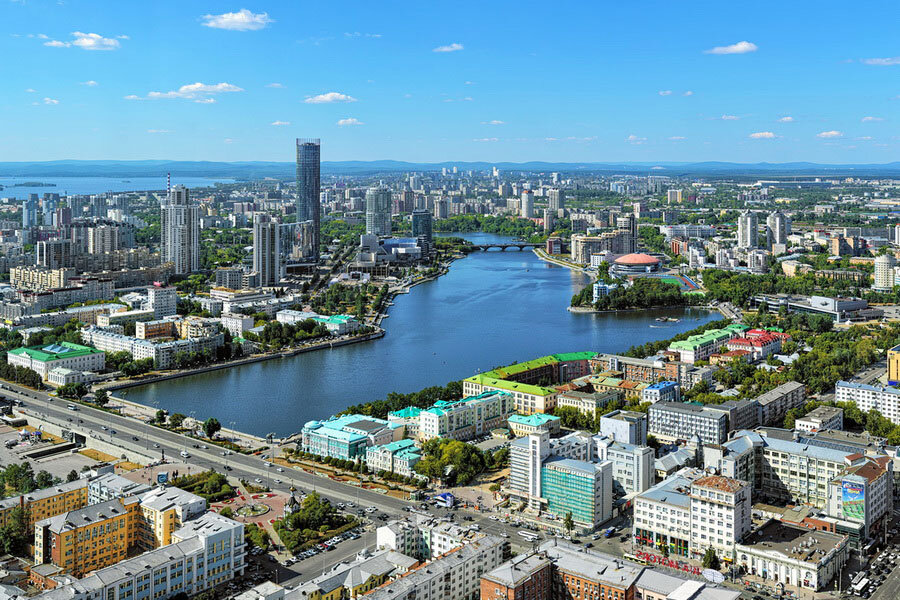 Вид на городской пруд Екатеринбурга с высоты птичьего полета.