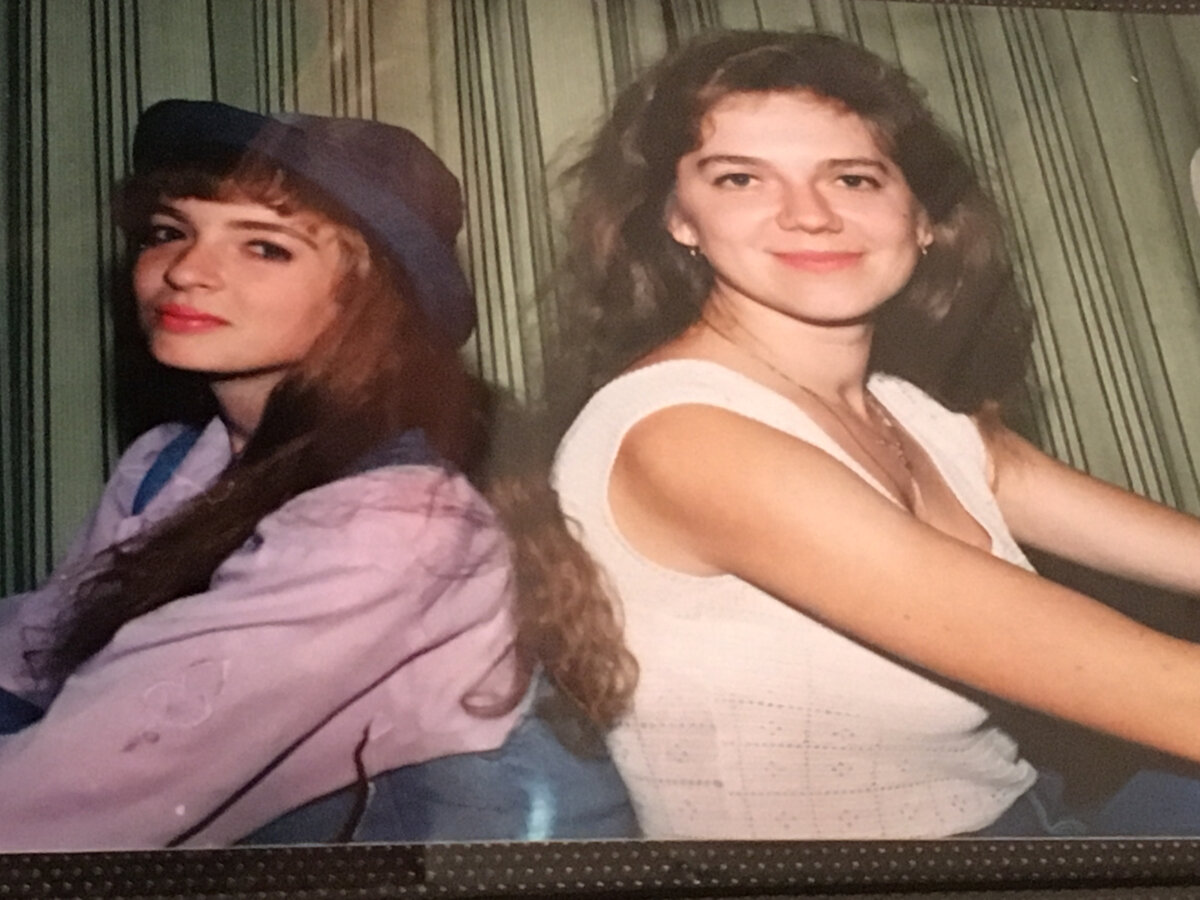 А и позволю-ка я себе ностальгически вспомнить юность несколькими снимками в этой галерее... ну, вроде как в доказательство, что мы на самом деле с Таней в одной комнате общаги  жили :