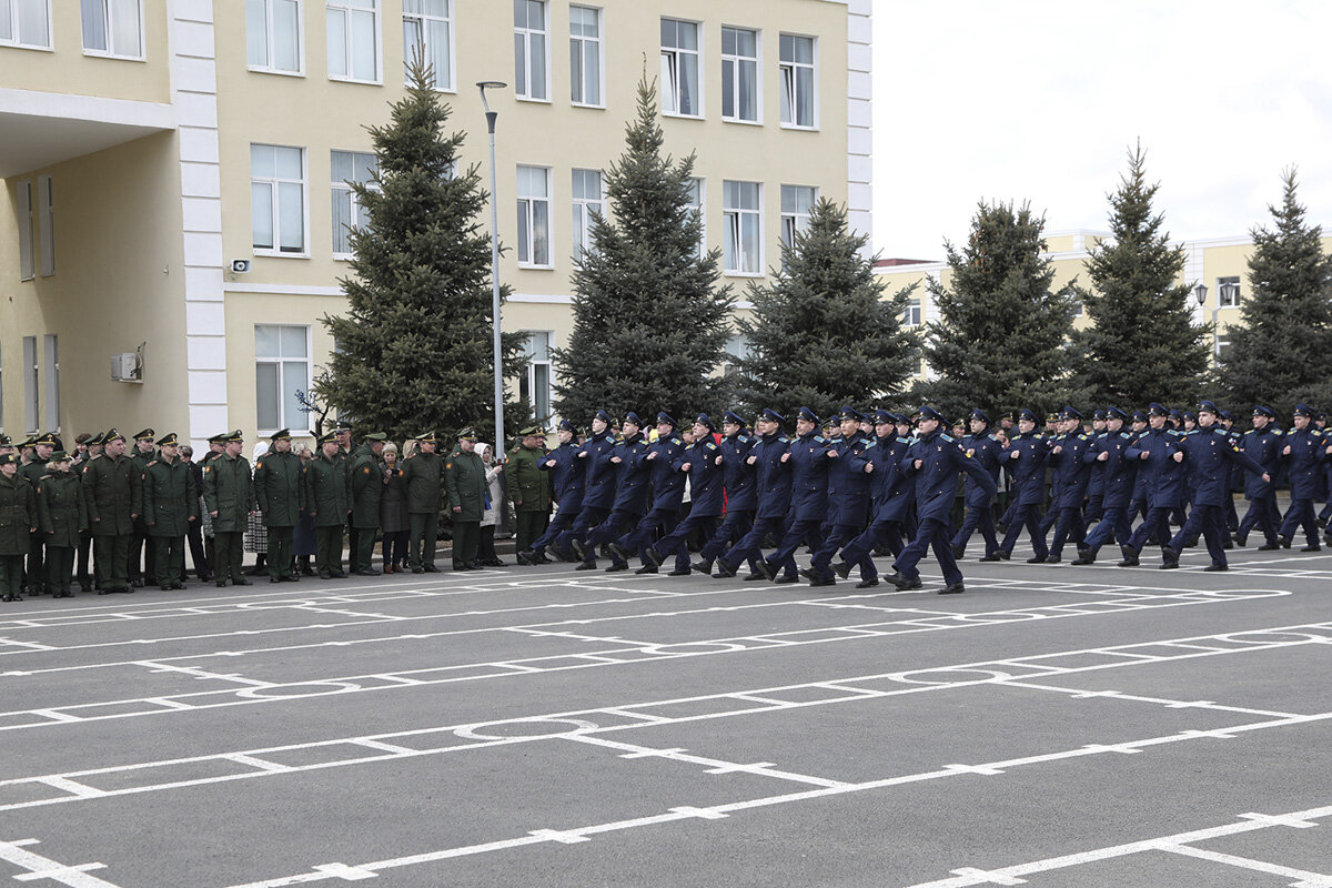 На плацу Первого президентского состоялось инструкторско-методическое занятие с командирами учебных взводов и классными руководителями всех учебных курсов, посвященное организации строевой подготовки кадет. 
Занятие было организовано в связи с подготовкой личного состава училища к военному параду 9 мая, а также к гарнизонному и училищному конкурсам строя и песни. 