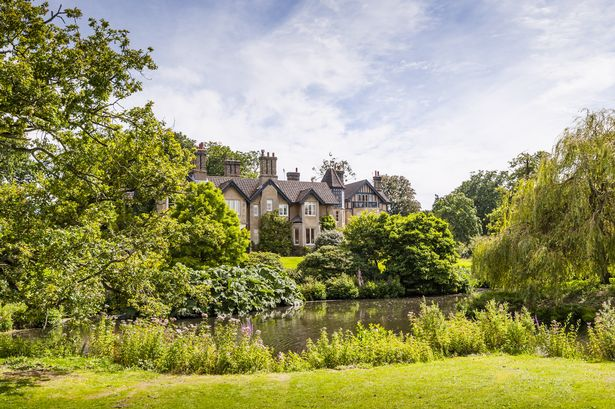 Коттедж «Йорк» является домом для офиса Sandringham Estate. 