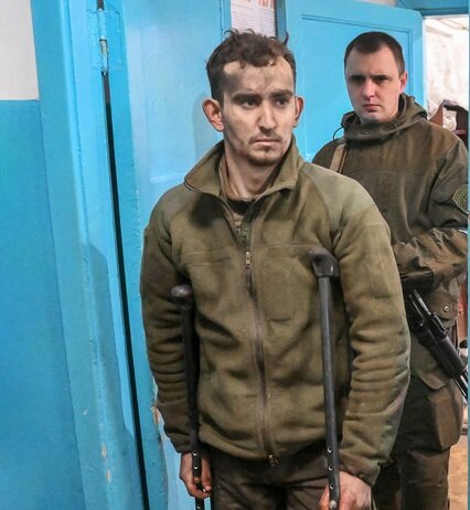 Военнослужащие Вооруженных сил Украины (на первом плане). Медики больницы оказали пленным медицинскую помощь 