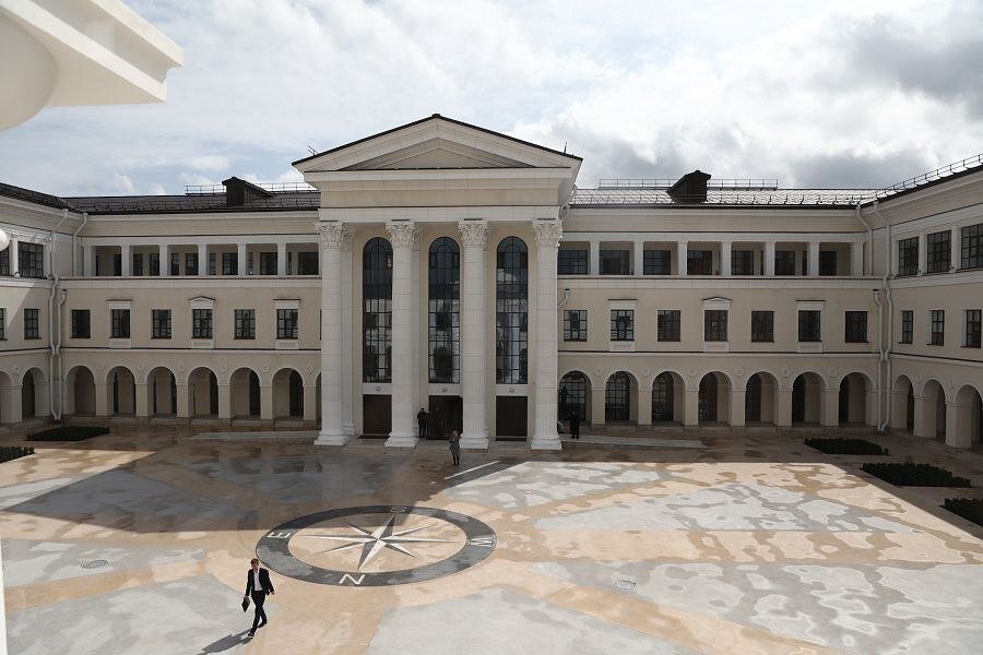 Комплекс лицея занимает 27 тыс. кв.метров. В него входят учебный корпус, кампус, двухуровневый физкультурно-оздоровительный комплекс с 25-метровым бассейном и обширная прилегающая территория. 

Лицей включает учебные лаборатории, творческие студии, библиотеку, медицинский блок, спортивные площадки.

Лицеисты будут учиться пять лет – с 7 по 11 класс. 

Будущих воспитанников  отбирают среди самых сильных учеников школ Краснодарского края. 

Их ждёт углубленное изучение естественных наук – математики, физики, информатики, химии и биологии. Лицей  рассчитан на 475 учащихся. 

Очередные этапы отбора кандидатов на обучение в лицее пройдут весной и осенью 2022 года.

Три первых потока будущих лицеистов – 120 человек – уже были зачислены на обучение по образовательной программе Усть-Лабинского лицея в 2019-2021 годах.

Подробнее о том, как попасть в лицей, можете прочитать на его сайте.