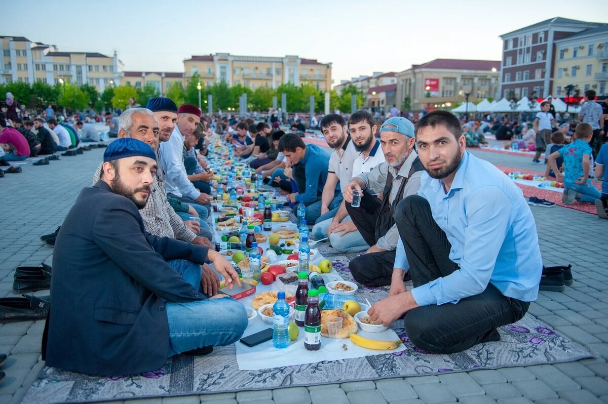 Ифтар в центре Грозного.