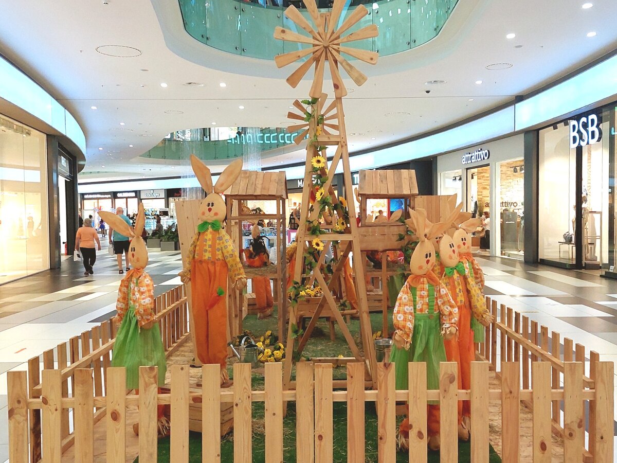 Торговый центр, украшен к празднику