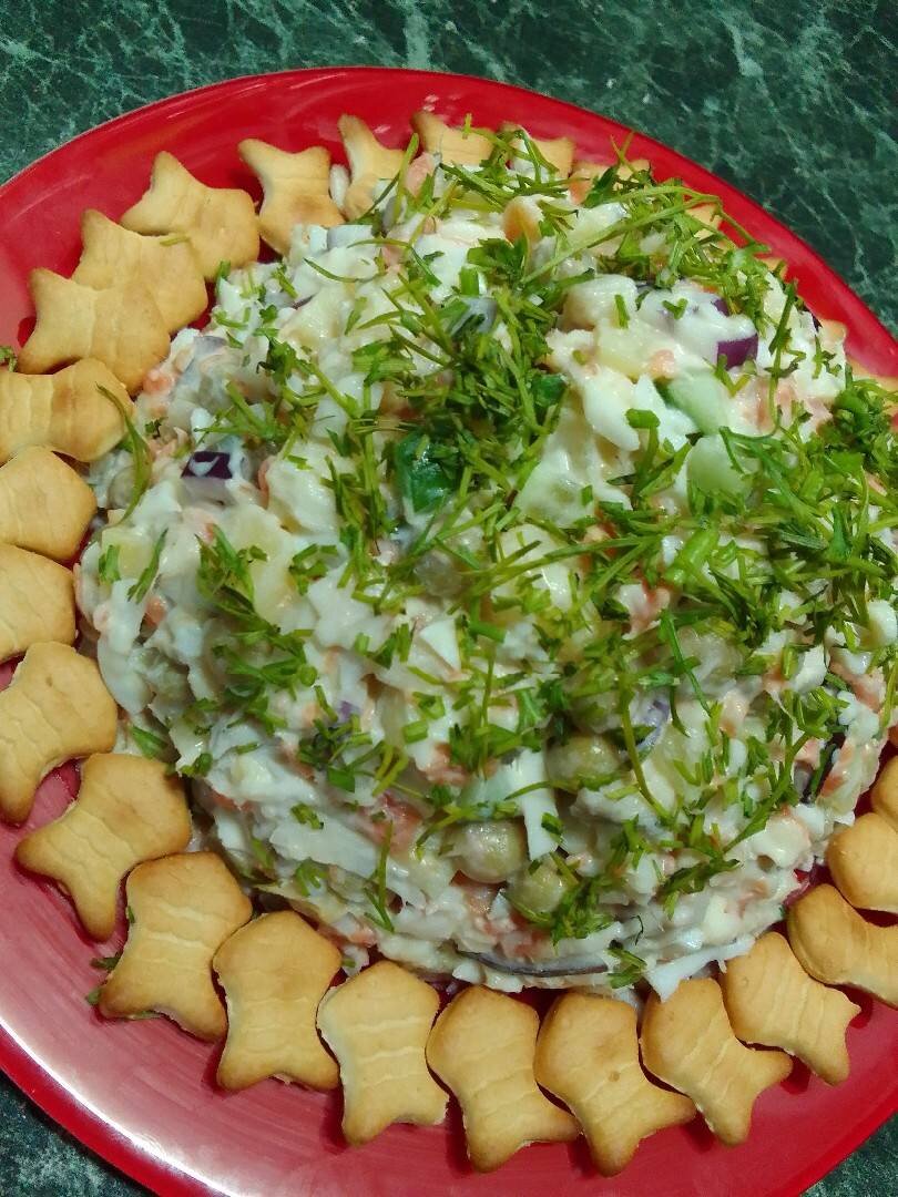 Салат на крекере с консервами