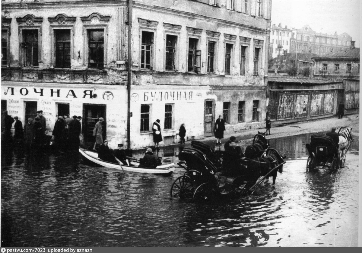 1926. Наводнение 1926 года в Москве. Наводнение в Москве 1931. Наводнение в Москве в 1926 году фотографии. Наводнения в Москве в 20 веке.