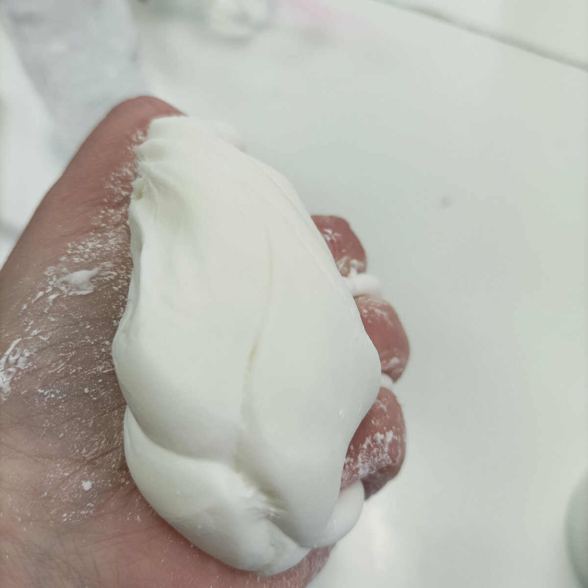 Так выглядит свежеприготовленный холодный фарфор