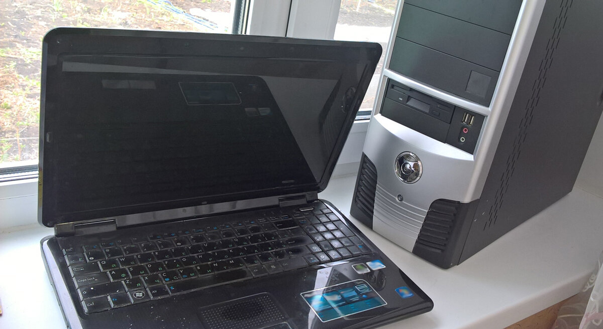 Ноутбук и системный блок.