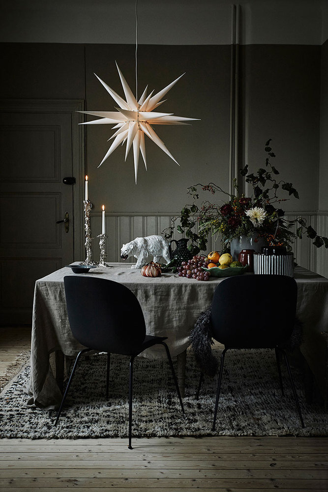 Звезда Гернгута, часто встречающаяся в работах именитых декораторов и дизайнеров, изначально использовалась как неотъемлемый рождественский атрибут в Западной Европе, ведь по сути своей она имеет глубокий смысл и символизирует Вифлеемскую Звезду. 
Поэтому в начале «своего звёздного пути» Гернгутскими звёздами украшали дома, школы, общественные пространства и ярмарки именно в канун Рождества.  Однако со временем Звёзды так полюбились своим обладателям, что их стали использовать в качестве украшения не только в рождественский период, но и в другое время года и даже круглогодично, постепенно используя в разных сферах деятельности. #декор
Так, в наши дни в Скандинавии, где придерживаются знаменитых «уютных» направлений в дизайне интерьера – сканди и хюгге, профессиональные декораторы часто используют Звёзды Гернгута среднего размера в своих проектах, оформляя ими гостиные и столовые зоны, спальни, а также коридоры, веранды и лестницы. И действительно, светящиеся теплым светом, эти простые и одновременно элегантные украшения как нельзя лучше вписываются в концепцию данных направлений. Например, отличным наглядным примером служат работы таких известных скандинавских декораторов, стилистов и фотографов, как Ljuva Magnolia, Sofia Bratt, Viktoria Holmgren и бюро Artelleriet.  
В Канаде Звёзды применяют для оформления мероприятий, ну а в Германии, помимо того, что Звёзды сияют в общественных пространствах, торговых центрах и музеях, сложно встретить человека, который бы не украсил свой собственный дом или квартиру Звездой Гернгута. #дизайнинтерьера  
В России Звёзды Гернгута впервые засияли в Санкт-Петербурге в 2015 году – ими был оформлен Исаакиевский сквер. С каждым годом уличных проектов становилось всё больше. В 2016 году Звёздами был украшен Остров «Новая Голландия». В 2021 году – общественное пространство Севкабель Порт.
Фото: Ljuva Magnolia, Sofia Bratt, Viktoria Holmgren, бюро Artelleriet