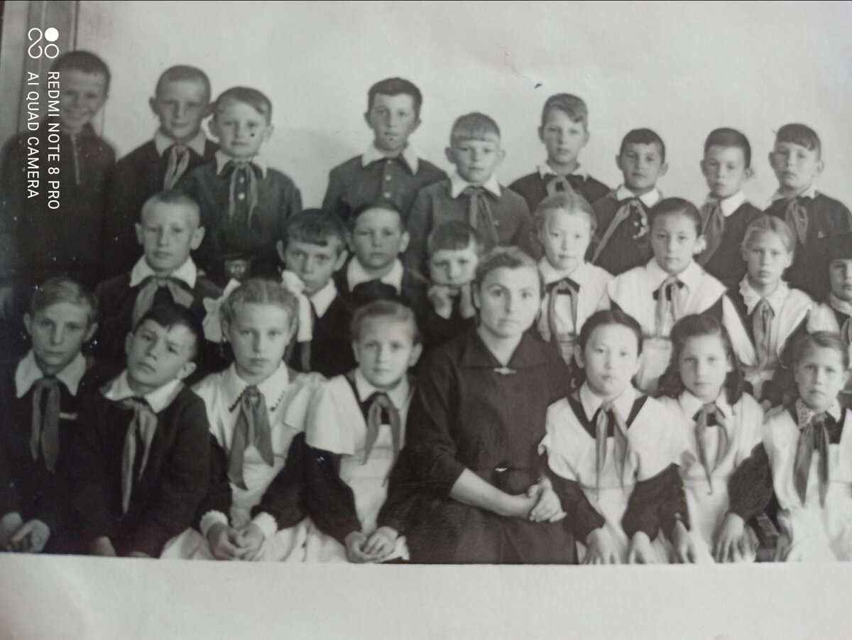 Валентина Тугужекова справа от учителя