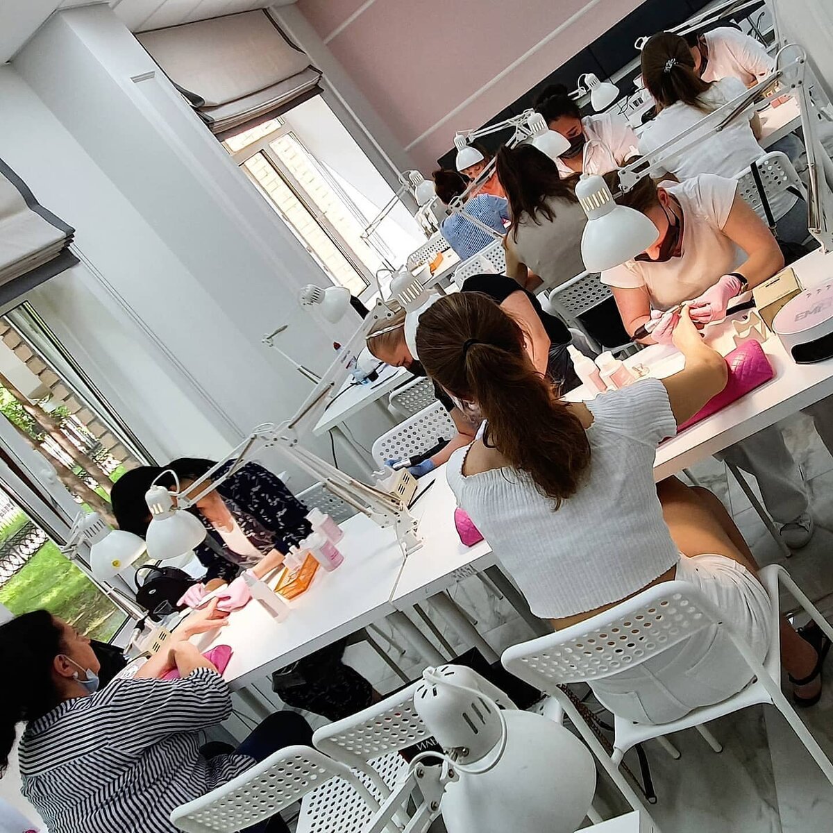 Процесс обучения в школе маникюра E.Mi