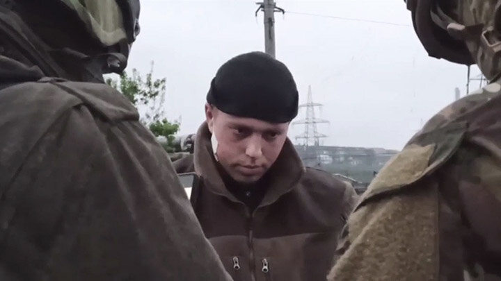 ОДИН ИЗ СДАВШИХСЯ В ПЛЕН БОЕВИКОВ ИЗ "АЗОВСТАЛИ". СКРИНШОТ КАДРА ВИДЕО / МИНОБОРОНЫ РОССИИ 
