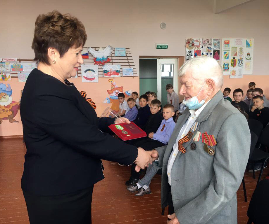 А. Пономаренко вручает награду Н. Старкову