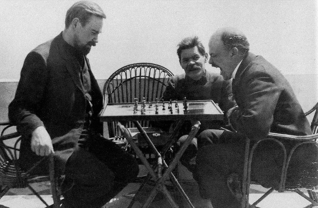 Ленин зевает ферзя. Слева тот самый Богданов.