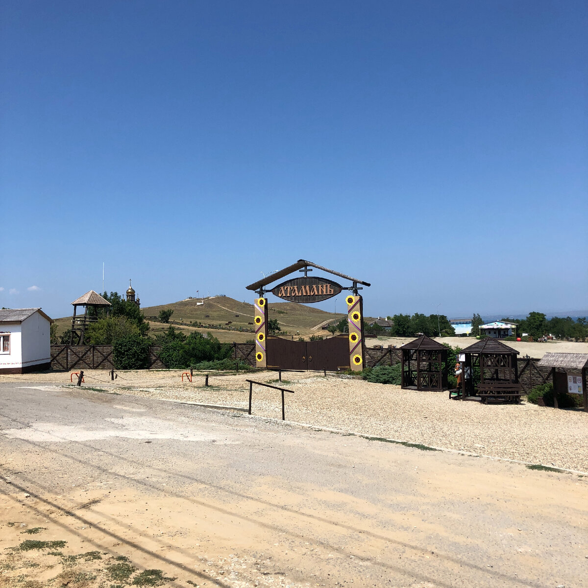 Главный вход... кассы справа