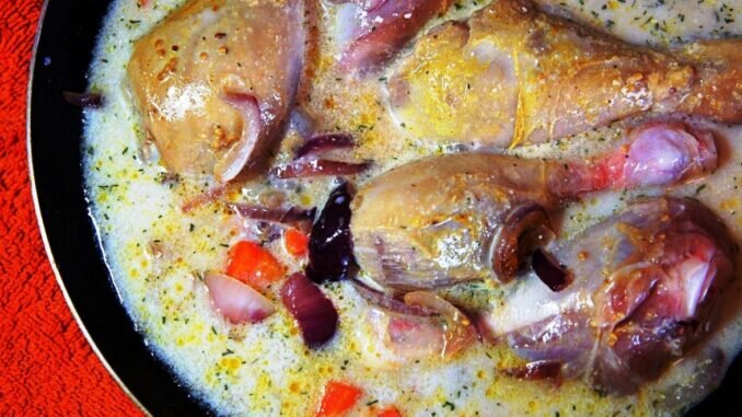 Рецепт: Курица, тушеная в соусе