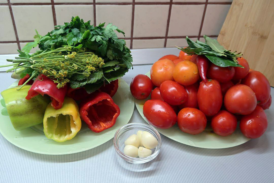 Салат с помидорами, болгарским перцем, чесноком и зеленью