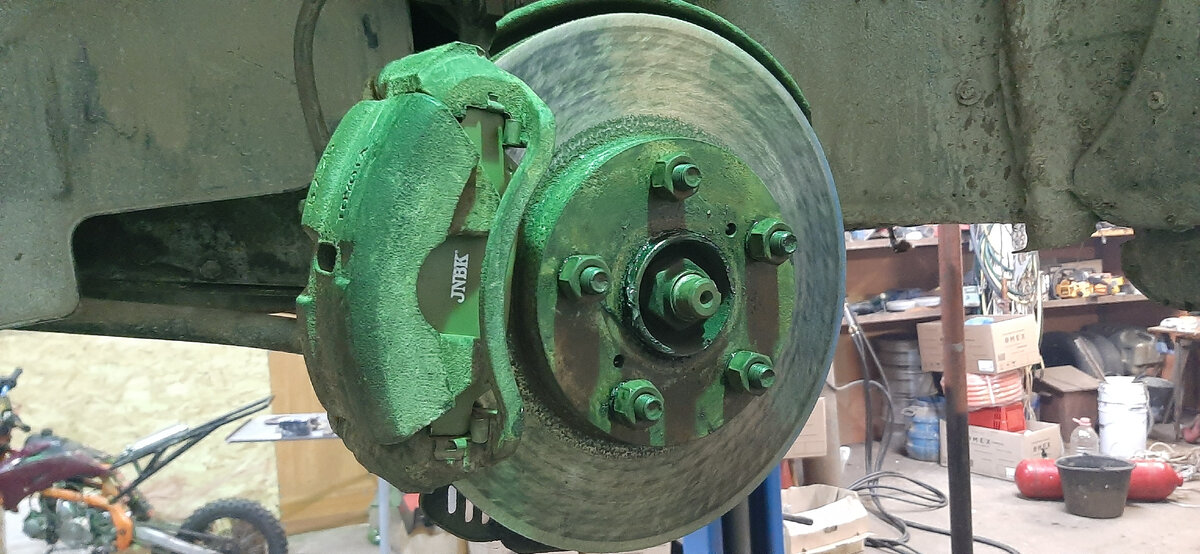 Здравствуйте дорогие читатели. Сегодня речь пойдёт о тормозных дисках. И так у меня была проблема с тормозными дисками. Они были очень ржавые и было принято решение сточить  их УШМ. С помощью шлифовки получилось отлично удалить коррозию!!!! Так же поставили новые колодки. 