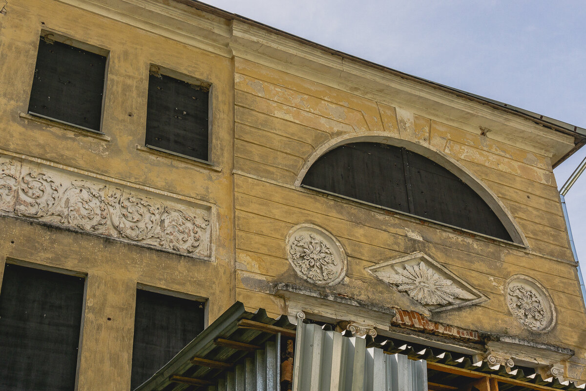 Украшения на фасаде здан