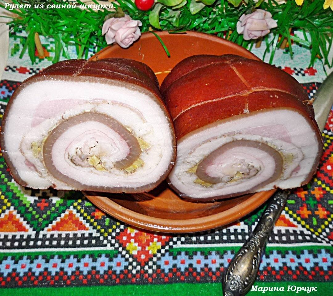 рулет из свинины в луковой шелухе. рулет из свинины в луковой шелухе. рулет из сала свинины. рулет из свинины в луковой шелухе. мясной рулет в луковой шелухе.