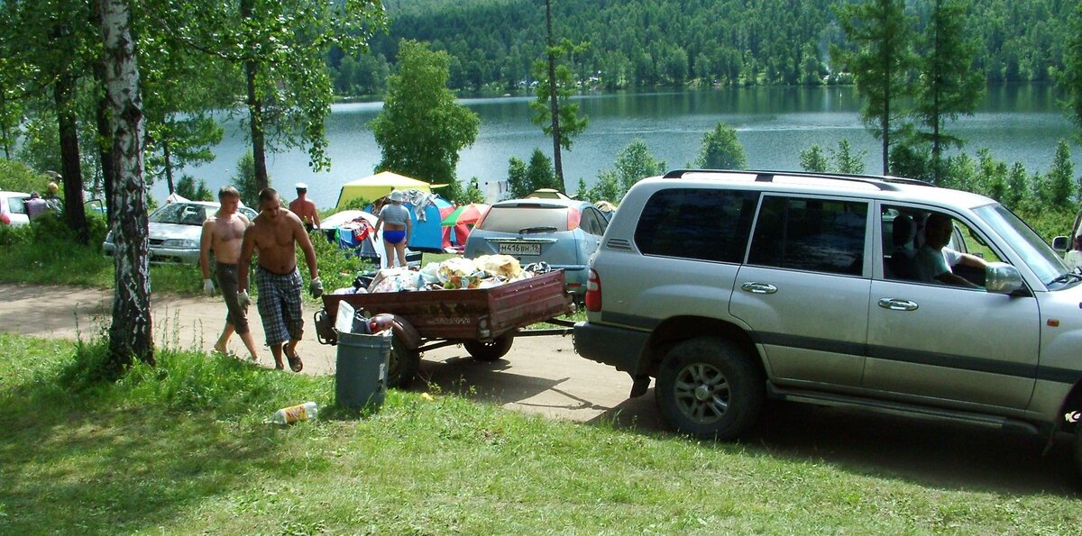 Работники ИП вывозят мусор с пляжа. Фото автора