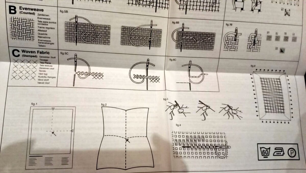 Полукрестика в схеме нет, на картинке обложки он как и верхний стежок - /