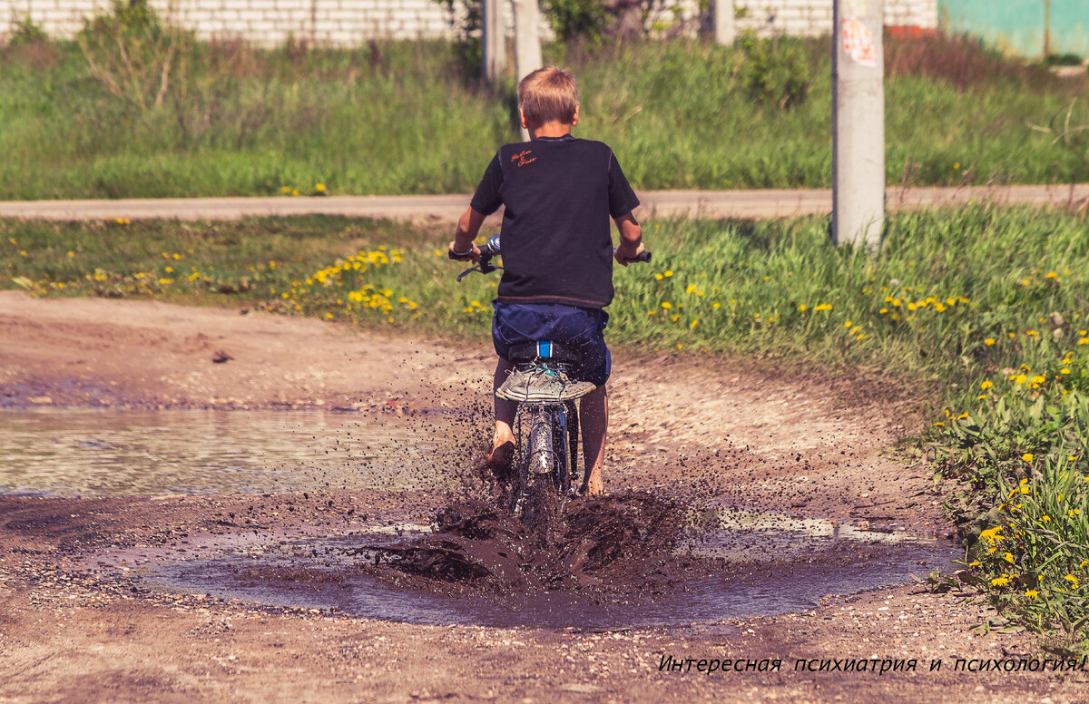 В школе у мальчика было немного друзей, он был замкнут.