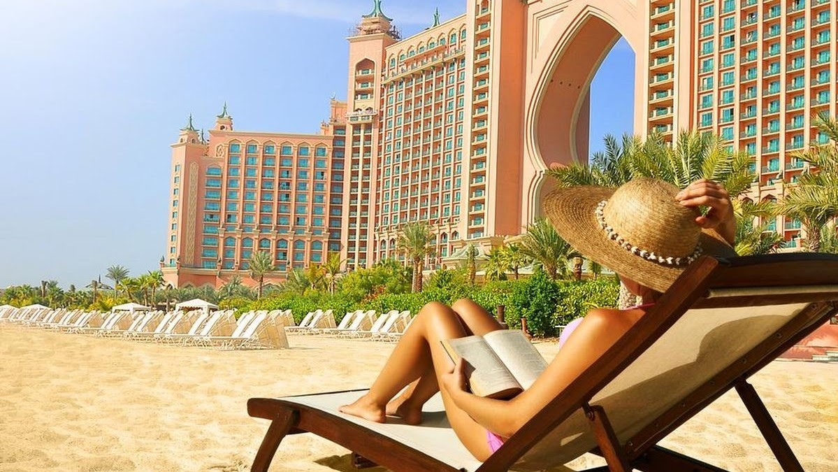 Туры в дубай все включено с перелетом. Atlantis the Palm Dubai 5. Отель Атлантис Дубай. ОАЭ отдых девушки. Пляжный отдых.