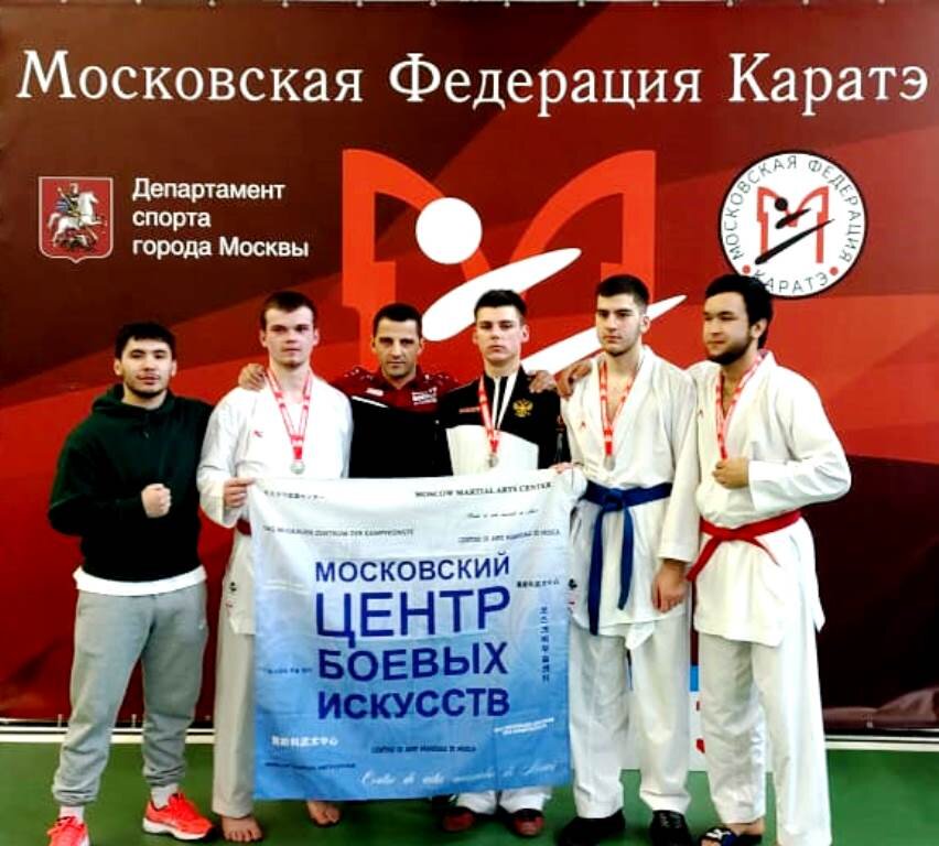 По центру слева направо тренер и ученик. Авторское фото