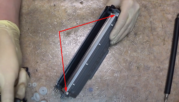 Выкручиваем два винта, указанные стрелками