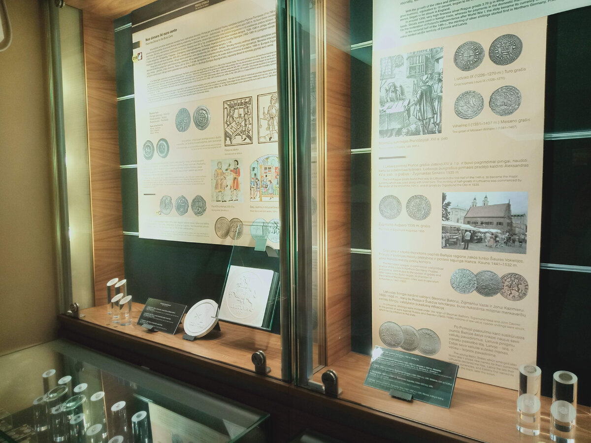 Стенды с историей денег