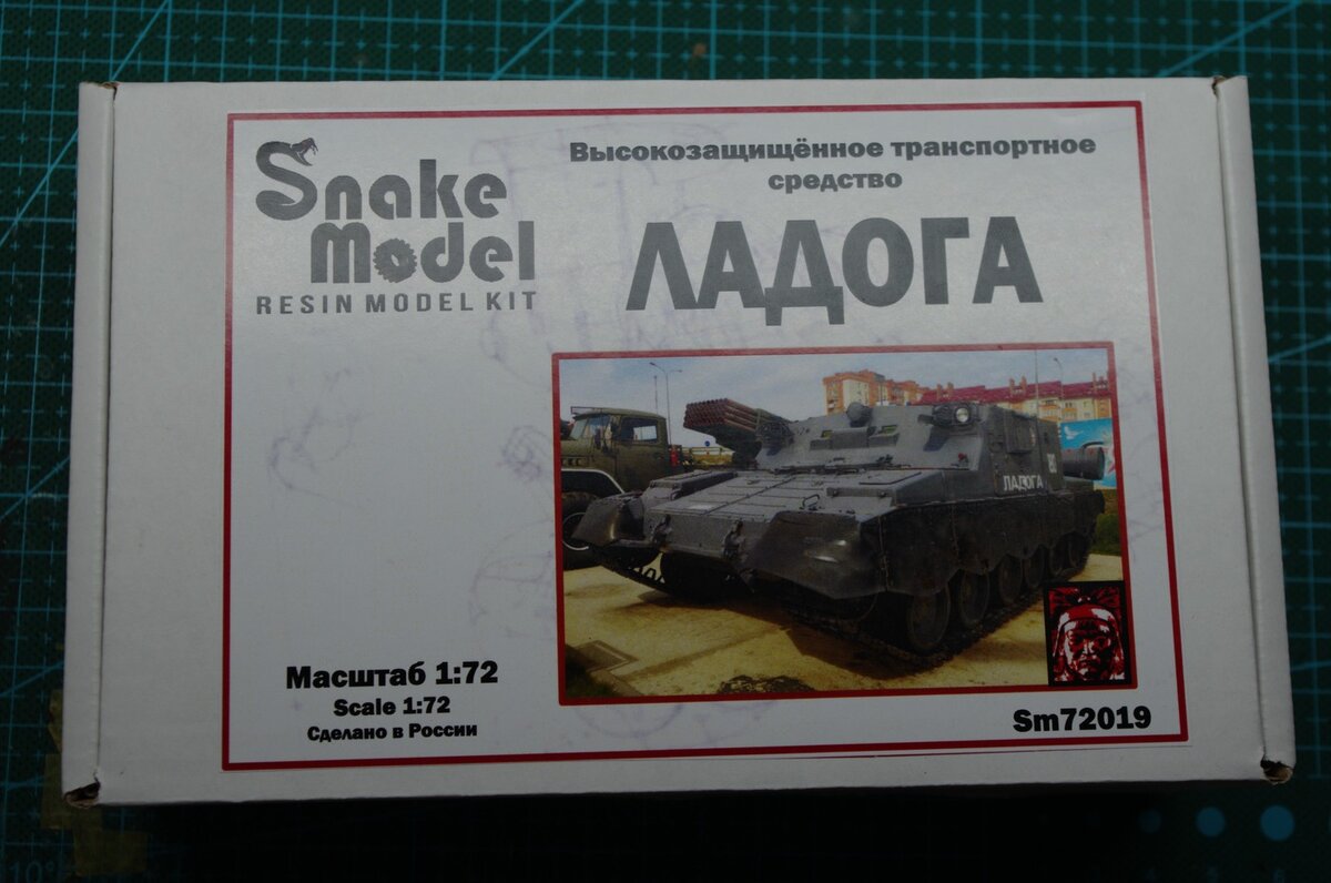 "Коробка имеет красочную картинку и открывается сверху..." - чорт, чур меня, да вовек не уподоблюсь!