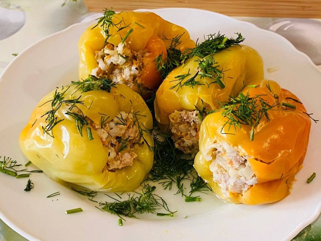 Перец фаршированный мясом и рисом