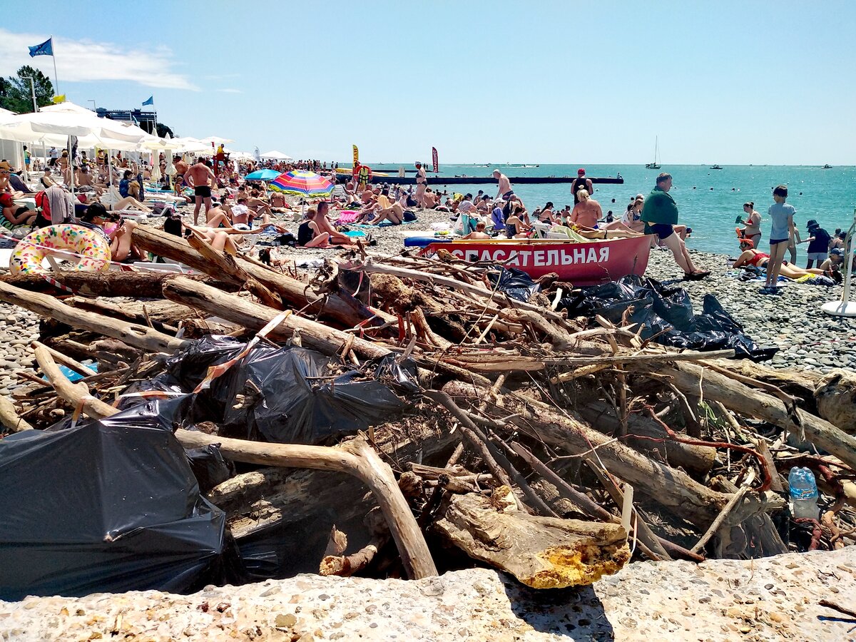 Пляж "Маяк" после шторма. Фото автора от 24.07.2022г.