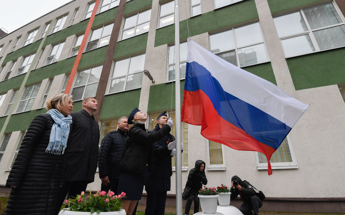 Подъём государственного флага РФ. Источник: lenobl.ru