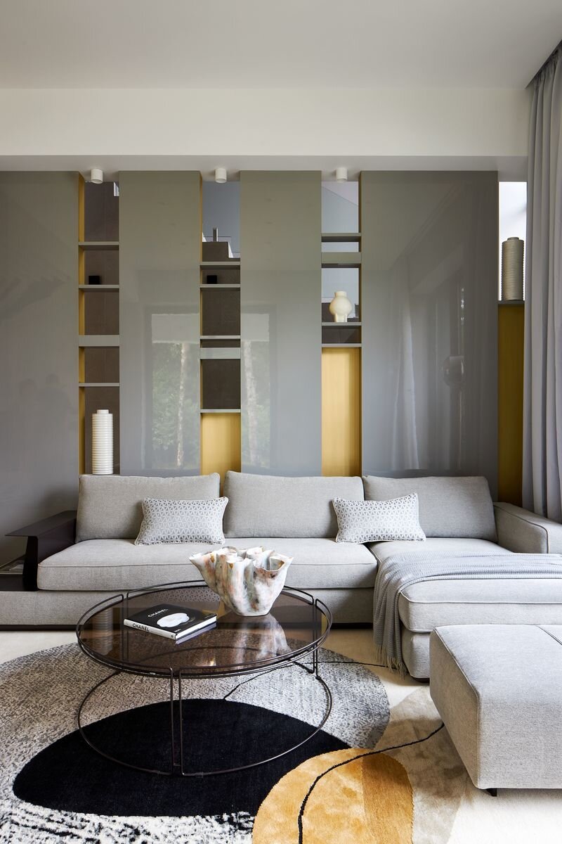 Фрагмент гостиной. Диванная группа, кофейный столик, Ditre italia. Ковёр, Dovlet House. Авторская керамика, Светлана Левадная и Savour Design.