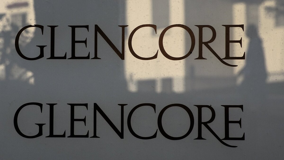    %Логотип компании Glencore на здании штаб-квартиры в городе Баар, Швейцария© AFP / Fabrice Coffrini